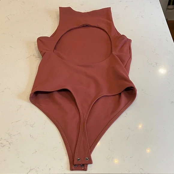 ⚡️3 for $15⚡️Abercrombie & Fitch Rust color Bodysuit size xxsmall - Picture 3 of 4